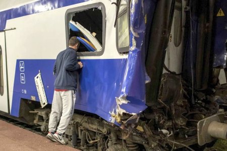 Doi barbati au <span style='background:#EDF514'>RAMAS</span> internati dupa accidentul de tren din gara Galati. Ce spun medicii