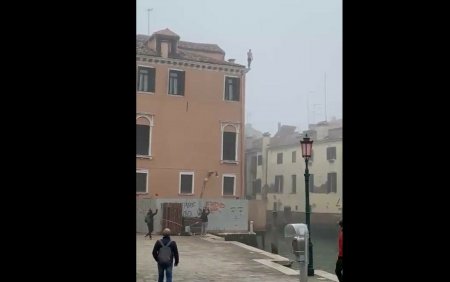 Autoritatile din Venetia cauta un idiot care a sarit de pe o cladire intr-un canal. Merita un certificat de prostie