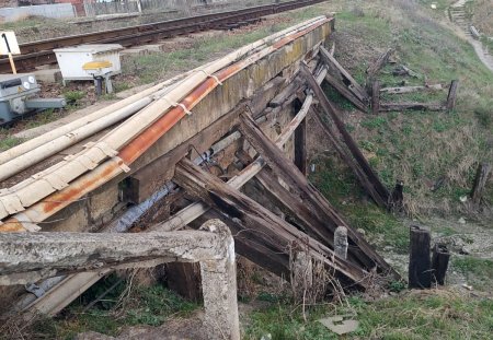 Un pod CFR din judetul Bacau sta sprijinit in proptele din lemn. <span style='background:#EDF514'>COMPANIA</span> neaga pericolul de prabusire