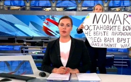 Fiul meu m-a numit tradatoare. Ce s-a intamplat cu jurnalista care a <span style='background:#EDF514'>PROTEST</span>at anti-razboi la o televiziune din Rusia