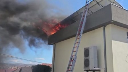 Incendiu la panourile fotovoltaice montate pe acoperisul unei case din Alba