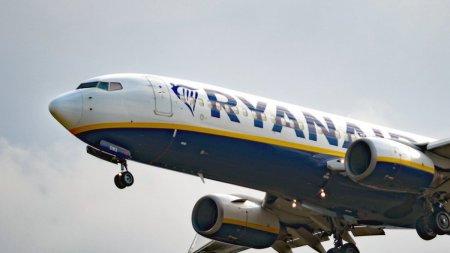 <span style='background:#EDF514'>COMPANIA</span> aeriana Ryanair introduce rute noi din Romania. Programul zborurilor