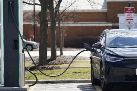 Bomba asigurarilor auto: polite mai scumpe pentru masini electrice