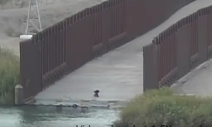 Imagini tulburatoare, de la granita dintre Mexic si SUA, cu un barbat care abandoneaza un be<span style='background:#EDF514'>BELU</span>s de un an. Tragedia a fost evitata