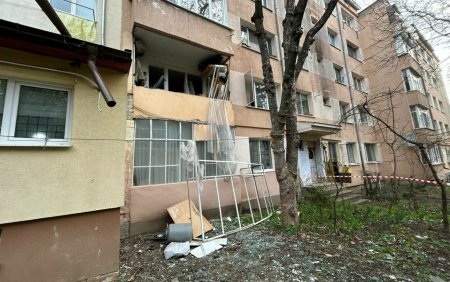 Explozie la un apartament din <span style='background:#EDF514'>SUCEAVA</span>: Un batran in varsta de 86 de ani a fost ranit | FOTO
