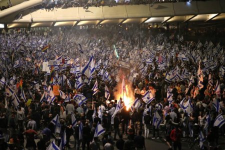 Israelul sta pe un butoi de pulbere: Proteste uriase au izbucnit peste noapte in tot Israelul. Zeci de mii de oameni iesind in strada dupa ce premierul Benjamin Netanyahu a demis ministrul apararii pentru ca a cerut o amanare a reformei juidiciare