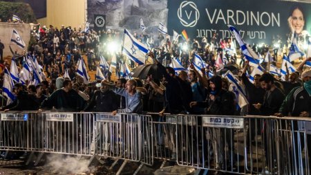 Israel, paralizat de <span style='background:#EDF514'>PROTEST</span>e fara precedent | Aeroportul Ben Gurion si portul Haifa, blocate de grevisti | Premierul Netanyahu, somat sa renunte la controversata reforma judiciara