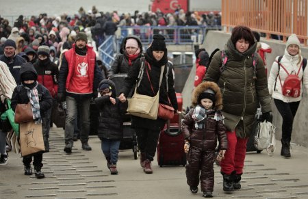 Guvernul vrea sa schimbe programul de sprijin pentru ucraineni: taie din sumele de chirie si refugiatii trebuie sa-si caute de munca