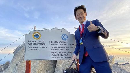 Un designer japonez a escaladat in costum unul dintre cei mai inalti munti din lume pentru a dovedi fiabilitatea materialelor sale: Sunt gata pentru o intalnire de afaceri