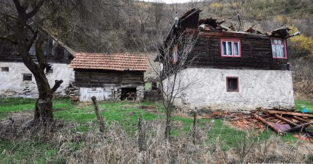 Satul din munti plin de case traditionale, vechi de un secol. Cele mai frumoase vor fi restaurate VIDEO