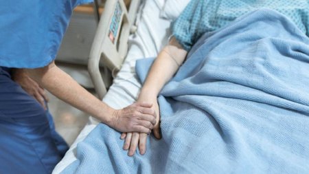 O pacienta acuza o <span style='background:#EDF514'>CLINICA PRIVATA</span> din Craiova ca a suferit arsuri grave in timpul unui RMN. Femeia a fost operata de urgenta