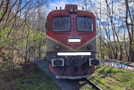 Un nou incident feroviar. O locomotiva a deraiat in <span style='background:#EDF514'>VALCEA</span>, rezervorul s-a spart si a curs motorina