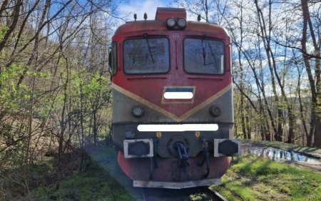 Inca un accident feroviar. O locomotiva care impingea un tren de marfa a deraiat in <span style='background:#EDF514'>VALCEA</span>, iar rezervorul s-a spart