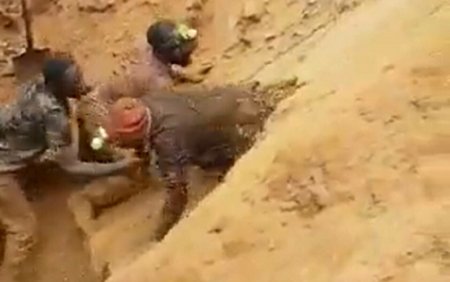 Momentul in care noua mineri blocati in subteran, dupa o alunecare de teren, reusesc sa iasa din pamant | VIDEO
