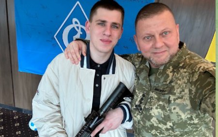 Predator de Ucraina, soldatul care a respins de unul singur un atac al rusilor in Bahmut, a primit <span style='background:#EDF514'>CRUCEA</span> de Aur