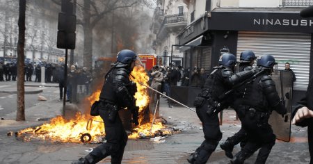 Furie si haos in Franta, in a zecea zi de proteste: 175 de <span style='background:#EDF514'>POLITISTI RANITI</span> in cicnirile violente FOTO