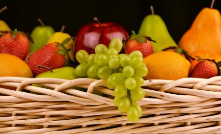 De ce nu trebuie sa mancam fructe seara? Cum influe<span style='background:#EDF514'>NTEAZA</span> somnul si digestia