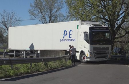Șofer roman de TIR amendat cu 87 de euro in Italia, dupa ce a blocat camionul pe un pod. Va plati si cheltuielile serviciilor de de<span style='background:#EDF514'>BLOCARE</span>