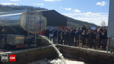 Cisterna plina cu lapte, varsata intr-o fosa: Protestul fermierilor disperati ca nu mai au cui sa-si vanda productia, de la 1 aprilie