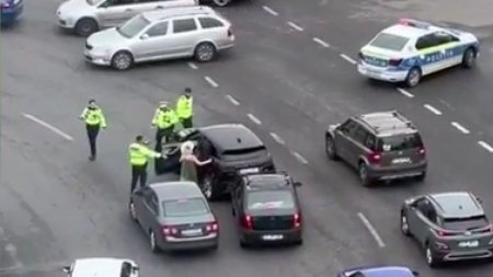 Momentul in care Ana Morodan este oprita de politie. Reuseste cu greu sa se tina pe picioare