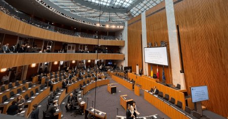 Mai multi parlamentari austrieci au parasit sala in momentul discursului lui Zelenski. Ce au lasat pe pupitre VIDEO