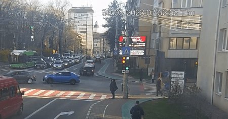 O soferita a dat cu masina peste un elev, pe o trecere de pietoni din centrul Sucevei, si a plecat de la fata locului VIDEO