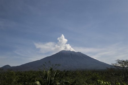 Turist rus, pe punctul de a fi deportat din Indonezia dupa ce a postat o fotografie <span style='background:#EDF514'>NUDE</span> dintr-un loc sacru din Bali