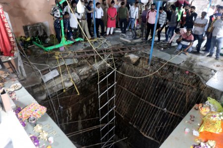 Cel putin opt oameni au murit dupa ce au cazut intr-o fantana la un templu hindus din India