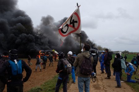 Emmanuel Macron, despre ciocnirile violente cu politia la un protest din Franta: Mii de oameni au venit pentru a face razboi