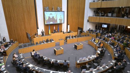 Parlamentarii de extrema dreapta au iesit din sala la discursul lui Volodimir Zelenski, in semn de protest. S-a intamplat in <span style='background:#EDF514'>AUSTRIA</span>