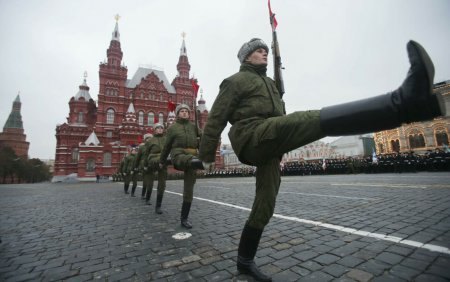 Putin a semnat un decret prin care 147.000 de rusi sunt convocati anual pentru recrutarea de primavara