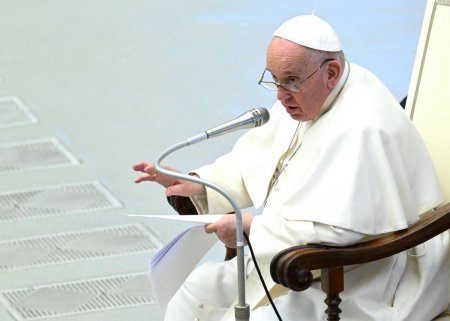 Papa Francisc are bronsita infectioasa. Medicii de la spitalul un de a fost internat spun ca raspunde bine la tratament