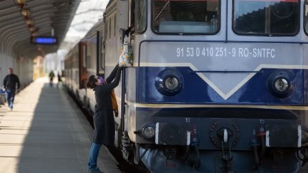 Intarziere de 150 de minute a trenului <span style='background:#EDF514'>VATRA DORNEI</span> - Bucuresti. Locomotiva s-a defectat