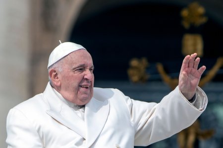 Papa Francisc va fi externat sambata, la trei zile dupa ce a fost internat bronsita, anunta un important cardinal