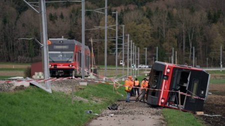 Doua trenuri au deraiat in Elvetia din cauza furtunii Mathis. Mai multe persoane sunt ranite