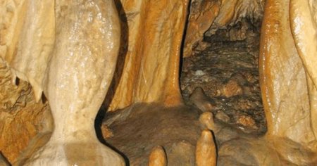 Pestera Rateiului din Dambovita, raiul iubitorilor de caverne din Muntii Leaota FOTO VIDEO