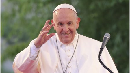 Papa Francisc va fi <span style='background:#EDF514'>EXTERN</span>at | Suveranul a mancat pizza si a botezat un copil in spital