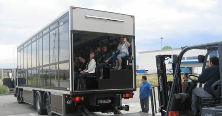Experienta inedita la Timisoara. Doua ore intr-un camion in miscare, <span style='background:#EDF514'>TRAN</span>sformat in sala de teatru FOTO