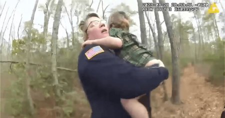 Momentul emotionant in care un baietel de 4 ani este gasit de politisti dupa ce se ratacise prin padure VIDEO