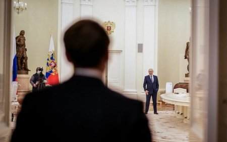 Macron acuza Rusia ca a incurajat crimele de razboi