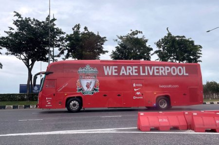 Autocarul lui Liverpool, atacat de fanii lui Manchester City la finalul partidei » O caramida a fost aruncata <span style='background:#EDF514'>IN DIRECT</span>ia lui Jurgen Klopp