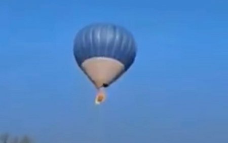 Doi morti dupa ce un balon cu aer cald a luat foc in aer, deasupra unei zone turistice. VIDEO