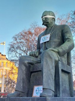 Activistii de mediu leaga la ochi statuile din Olanda
