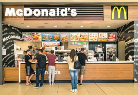 McDonald's ofera peste 1.000 de joburi intr-o noua campanie de recrutare, cu salarii care pornesc de la 3.200 de lei net