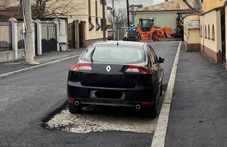 Imagine virala de pe o strada din Craiova: Am decis sa facem asfaltarea, sa nu pierdem timpul. Se facuse tarziu. Apoi, masina a fost mutata