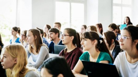 Abandon universitar masiv in Romania: <span style='background:#EDF514'>UNUL DIN DOI</span> studenti nu isi termina studiile