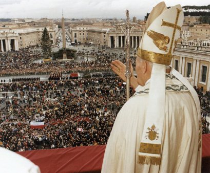 Scandal monstru! SF. Ioan Paul al II-lea, acuzat ca iesea noaptea la agatat si aducea tinere la Vatican