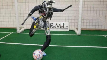 El este Artemis, un <span style='background:#EDF514'>ROBOT UMANOID</span> pregatit sa intre pe teren pentru a juca fotbal