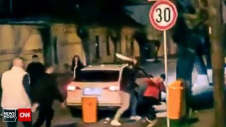 Scene de violenta extrema pe o strada din <span style='background:#EDF514'>REGHI</span>n. Mai multi tineri s-au luat la bataie cu macete