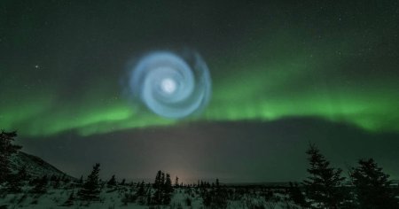 Spirala stralucitoare misterioasa, imortalizata pe cerul din Alaska. Explicatia oamenilor de stiinta